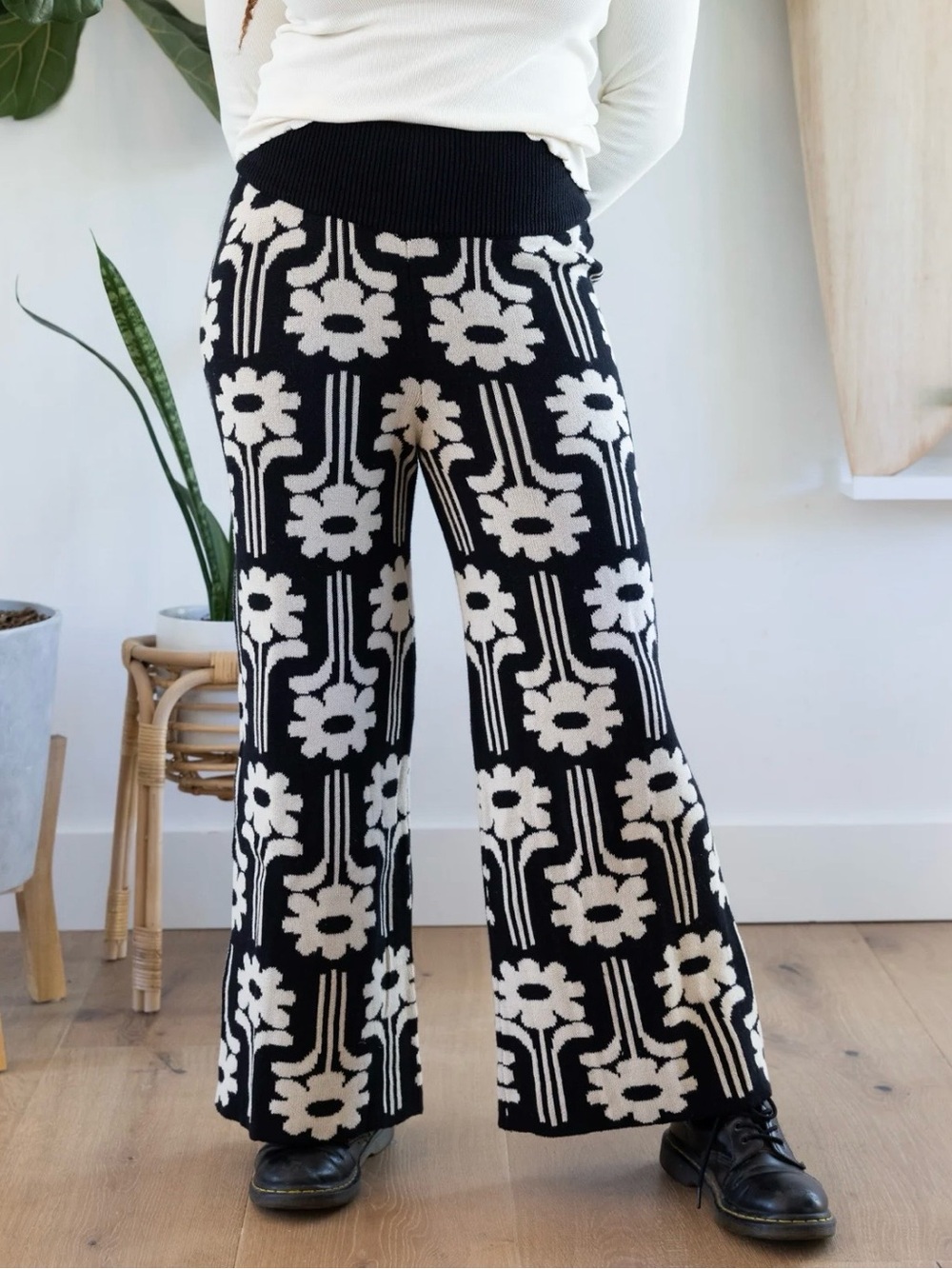 Known Supply Bruno Sweater Pants Black Floral Motif Wide Leg Size Medium EUC